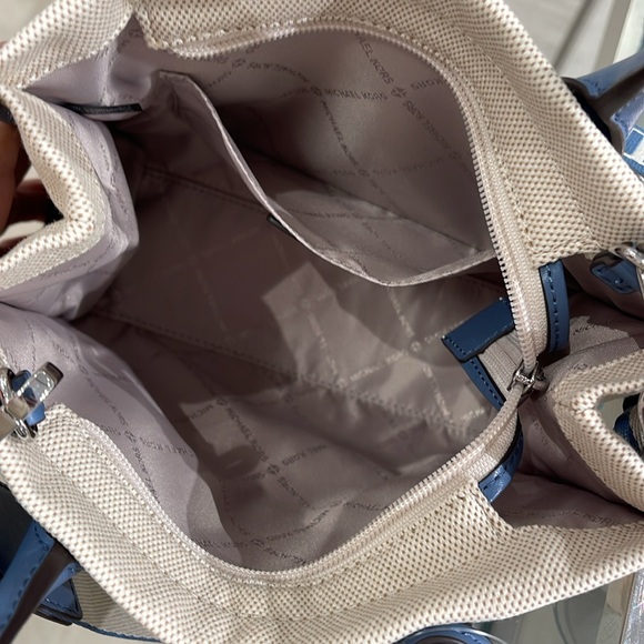 Michael Kors Mirella Small Shopper Top Zip Logo Crossbody XBODY Bag MK
Denim
NWT - Picture 11 of 16